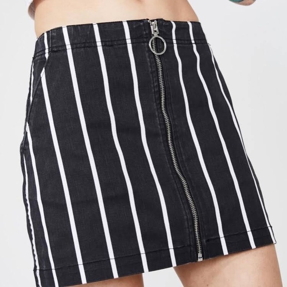 Volcom Frochickie Stripe Mini Skirt Zipper Front Black White Size Medium - Picture 2 of 12